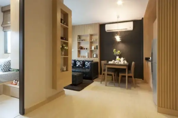 Pintores profesionales pintando vivienda moderna en Madrid